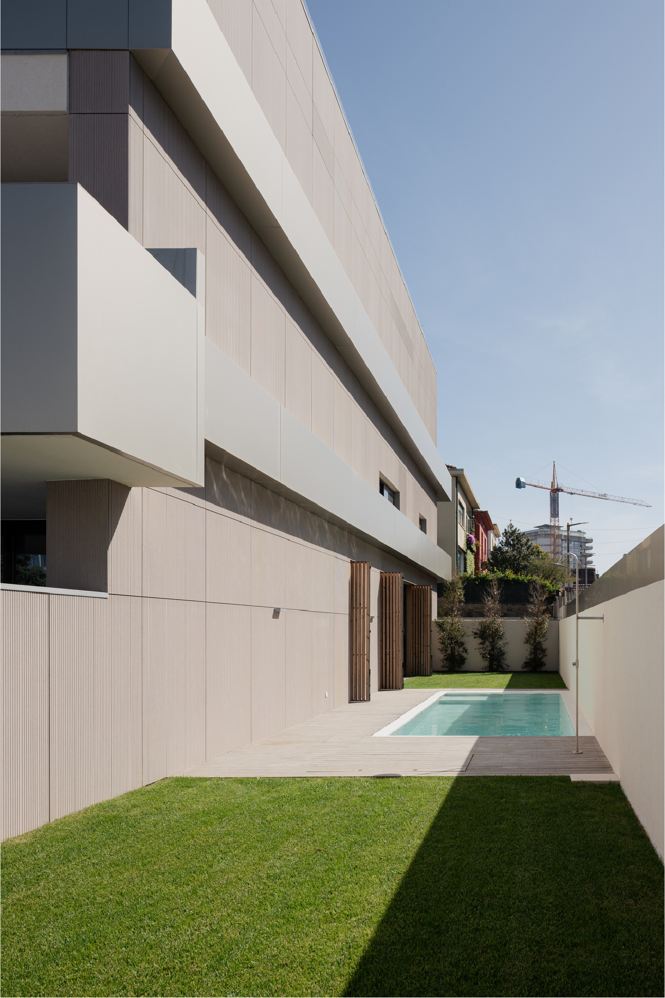 Jardim com piscina